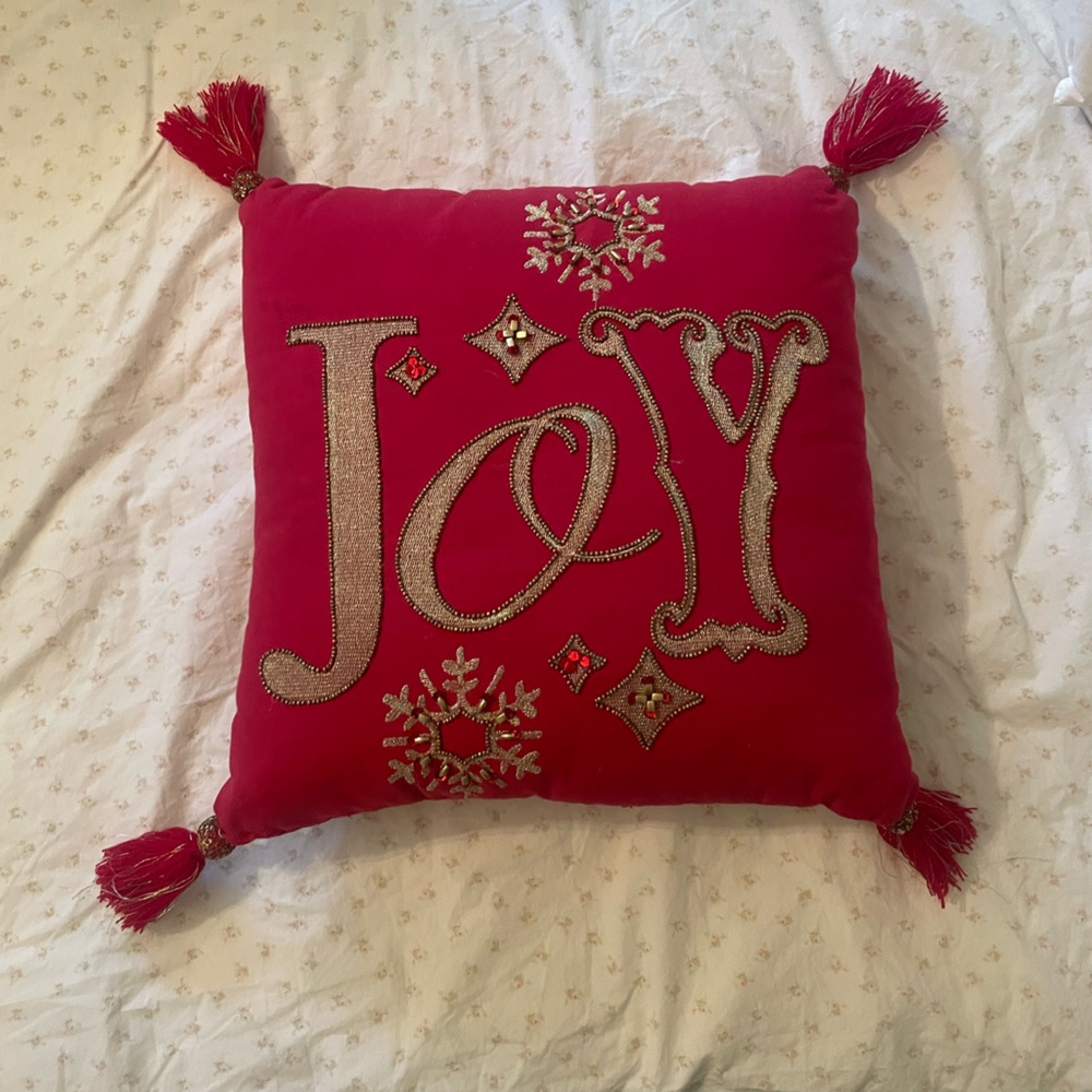 NW PIER1 JOY TASSEL RED GOLD BDED ACCENT PLLW 15”